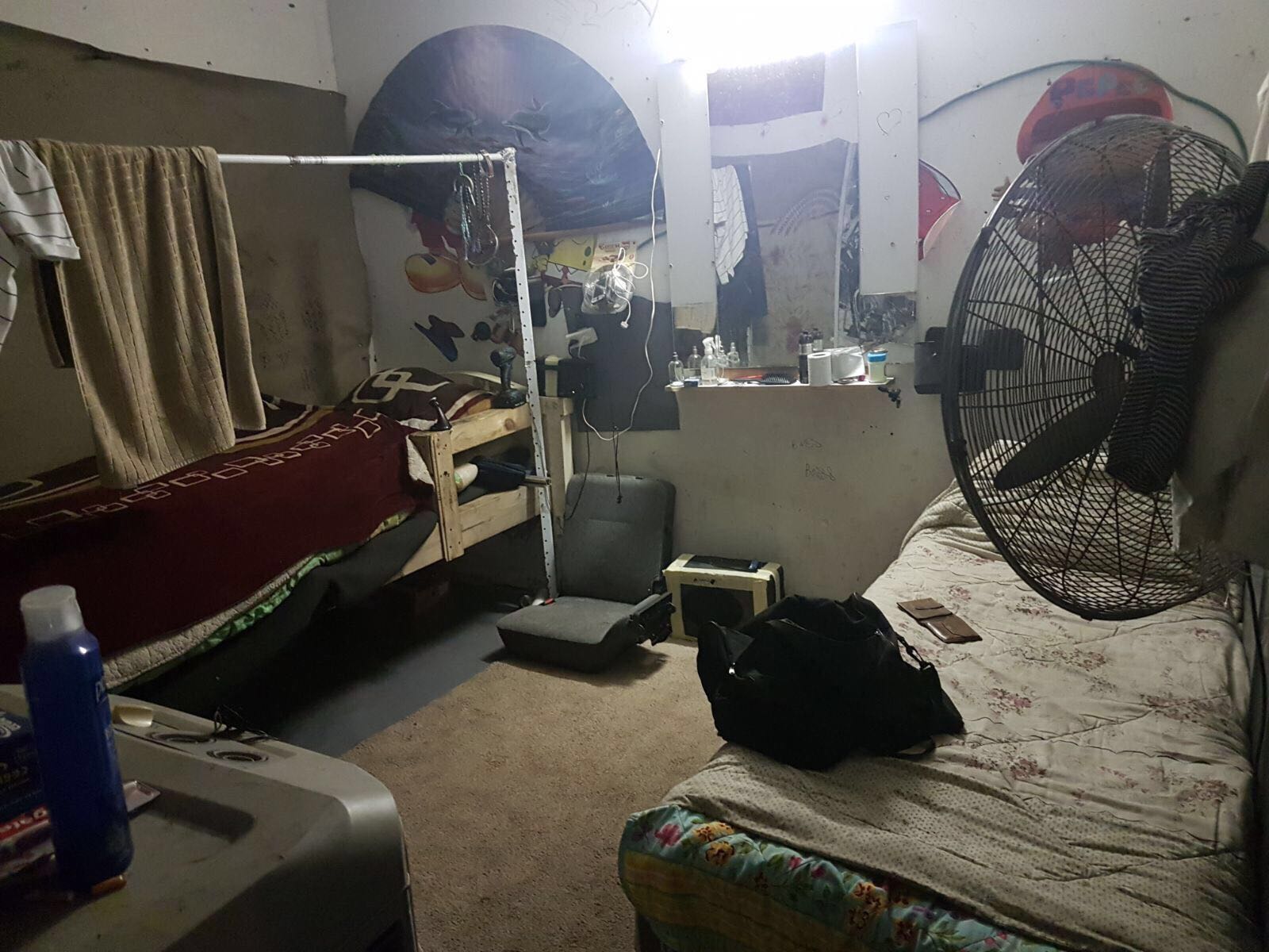 אחת הדירות בהן לנו שוהים בלתי חוקיים (צילום: דוברות המשטרה)